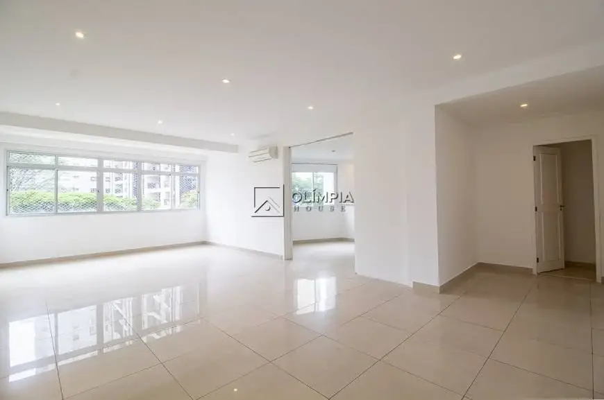 Foto 2 de Apartamento com 3 Quartos para alugar, 212m² em Vila Nova Conceição, São Paulo