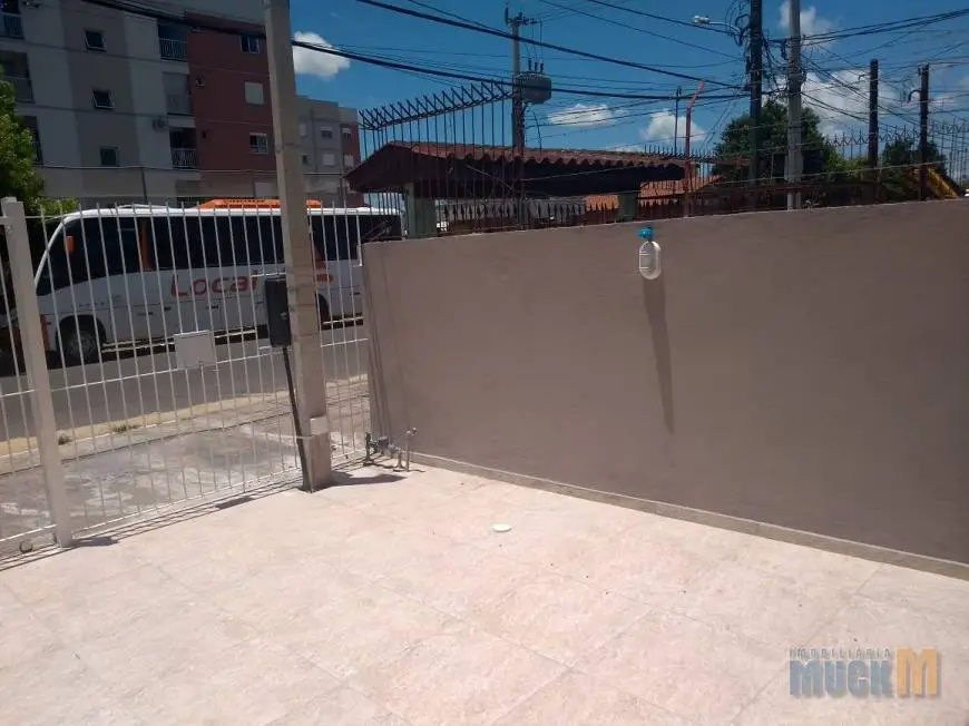 Foto 2 de Casa com 2 Quartos para alugar, 55m² em Fátima, Canoas