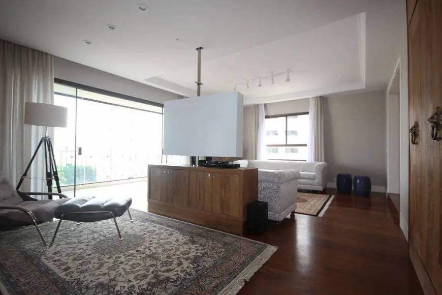 Foto 1 de Apartamento com 3 Quartos para alugar, 213m² em Higienópolis, São Paulo