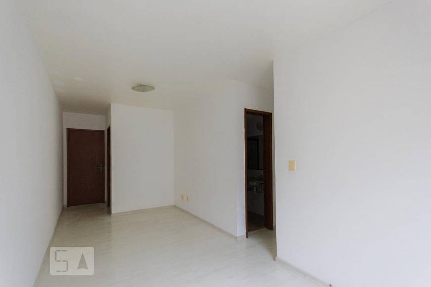 Foto 3 de Apartamento com 3 Quartos para alugar, 70m² em Pechincha, Rio de Janeiro