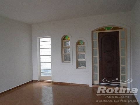 Foto 2 de Casa com 3 Quartos para alugar, 180m² em Brasil, Uberlândia