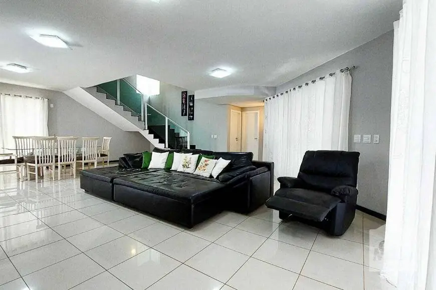 Foto 1 de Casa de Condomínio com 4 Quartos à venda, 303m² em Canto das Águas, Rio Acima