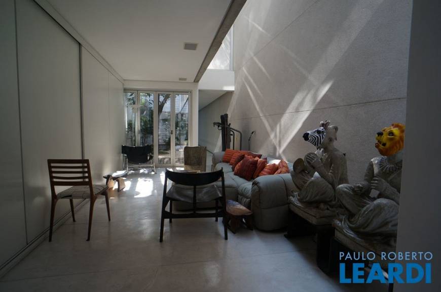 Foto 2 de Casa com 2 Quartos à venda, 130m² em Jardim Europa, São Paulo
