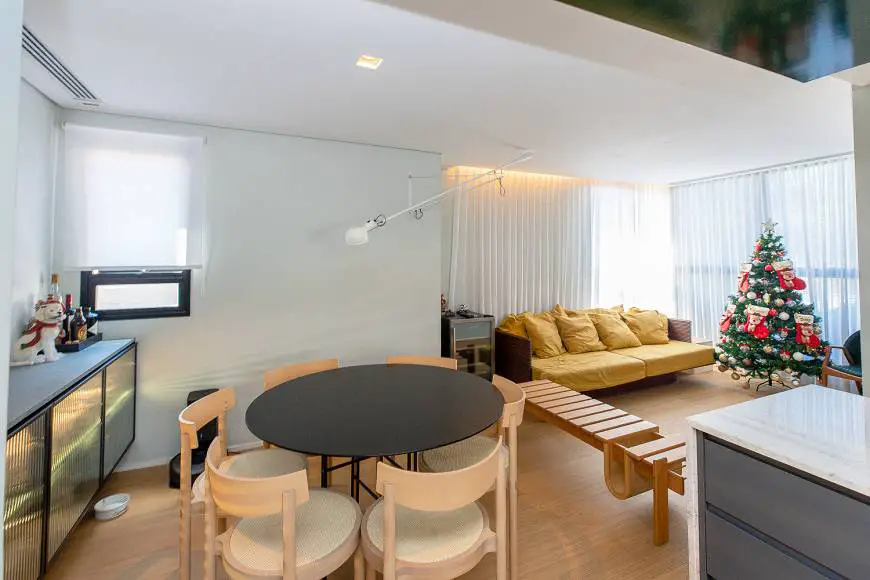 Foto 2 de Apartamento com 2 Quartos à venda, 185m² em Água Verde, Curitiba
