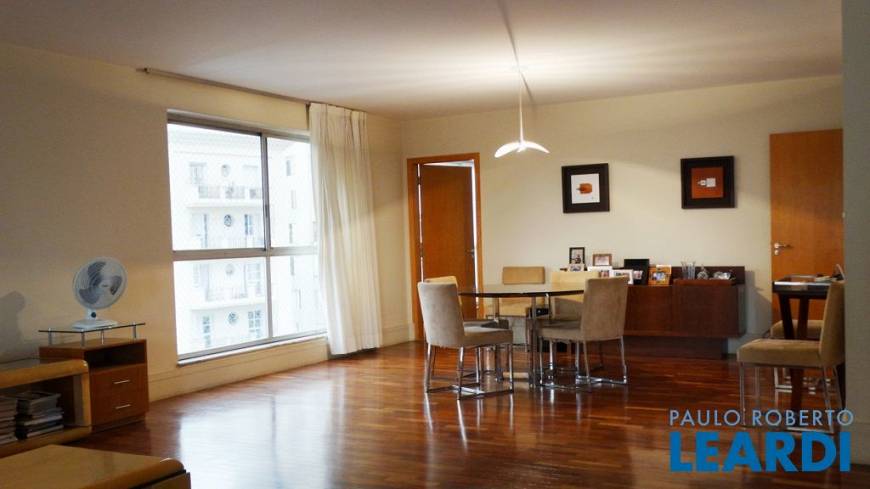 Foto 4 de Apartamento com 3 Quartos para venda ou aluguel, 242m² em Higienópolis, São Paulo
