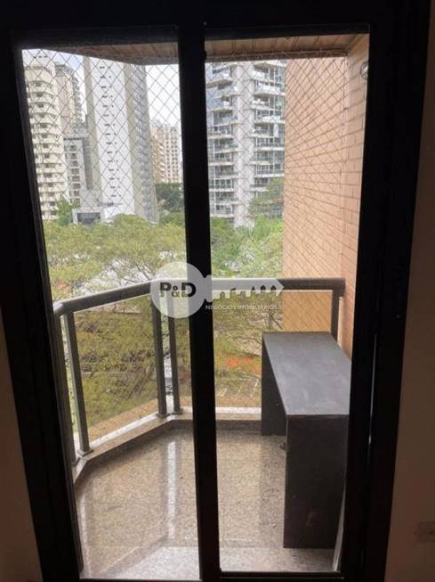 Foto 5 de Apartamento com 3 Quartos para alugar, 130m² em Itaim Bibi, São Paulo