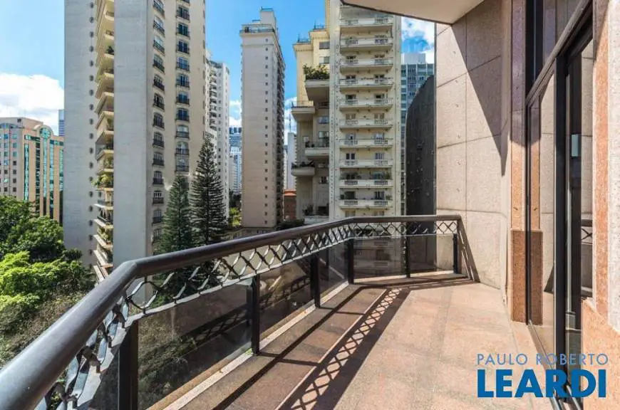 Foto 1 de Apartamento com 3 Quartos para alugar, 258m² em Jardim América, São Paulo