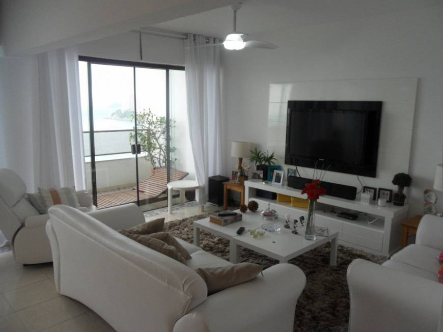 Foto 1 de Apartamento com 3 Quartos para alugar, 140m² em Praia das Pitangueiras, Guarujá