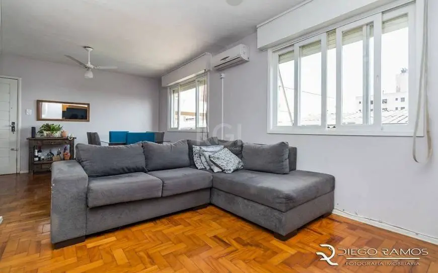 Foto 2 de Apartamento com 3 Quartos à venda, 77m² em Rio Branco, Porto Alegre