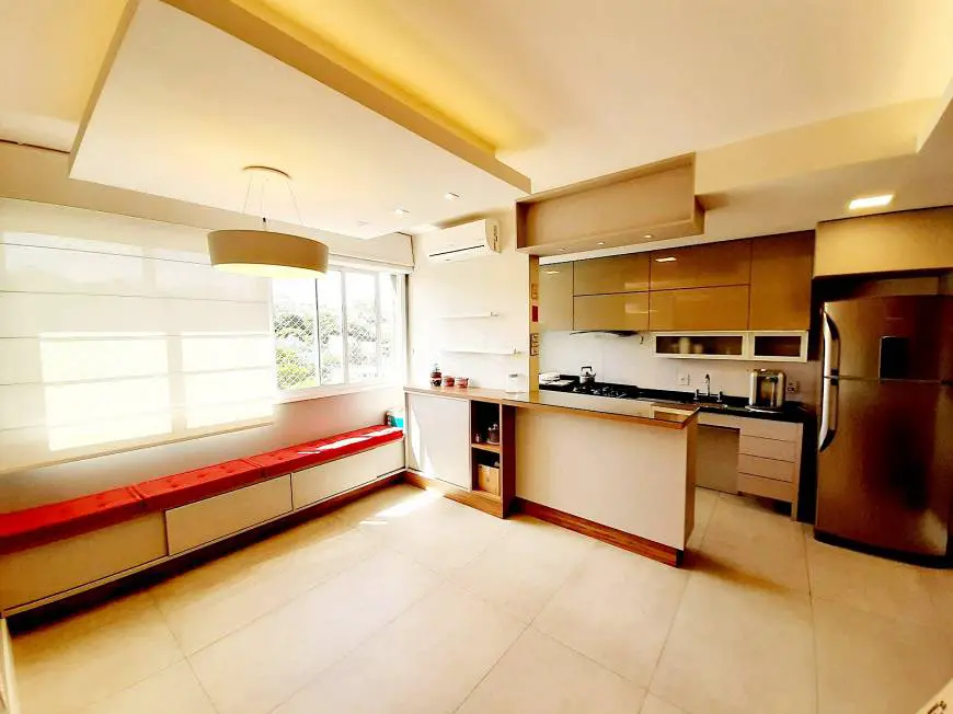 Foto 2 de Apartamento com 3 Quartos à venda, 74m² em Teresópolis, Porto Alegre