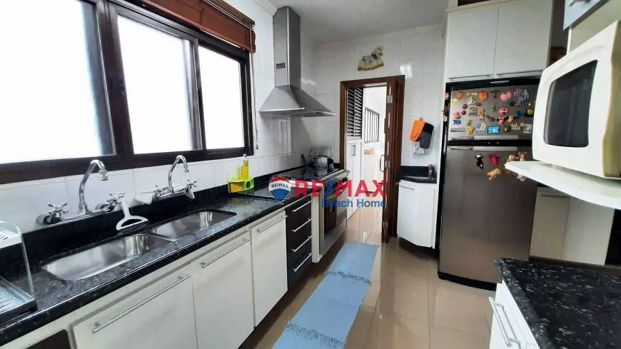 Foto 3 de Apartamento com 4 Quartos à venda, 216m² em Praia das Pitangueiras, Guarujá