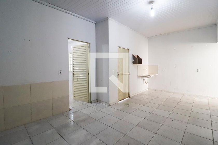 Foto 2 de Casa com 2 Quartos para alugar, 60m² em Parque das Amendoeiras, Goiânia