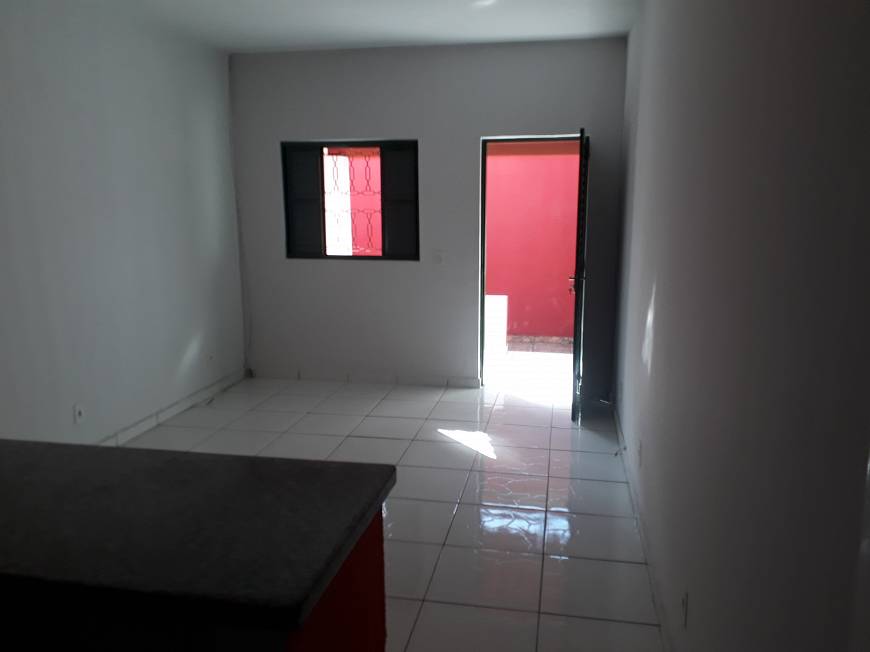 Foto 2 de Casa com 2 Quartos para alugar, 50m² em Santa Genoveva, Goiânia