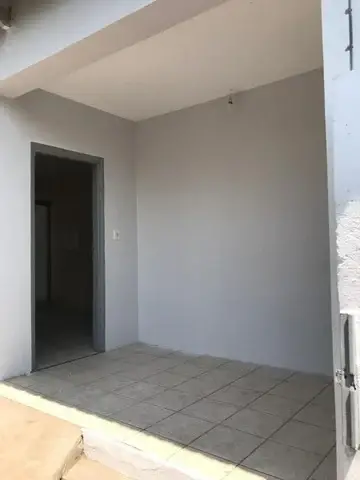 Foto 3 de Casa com 2 Quartos para alugar, 90m² em Setor Coimbra, Goiânia