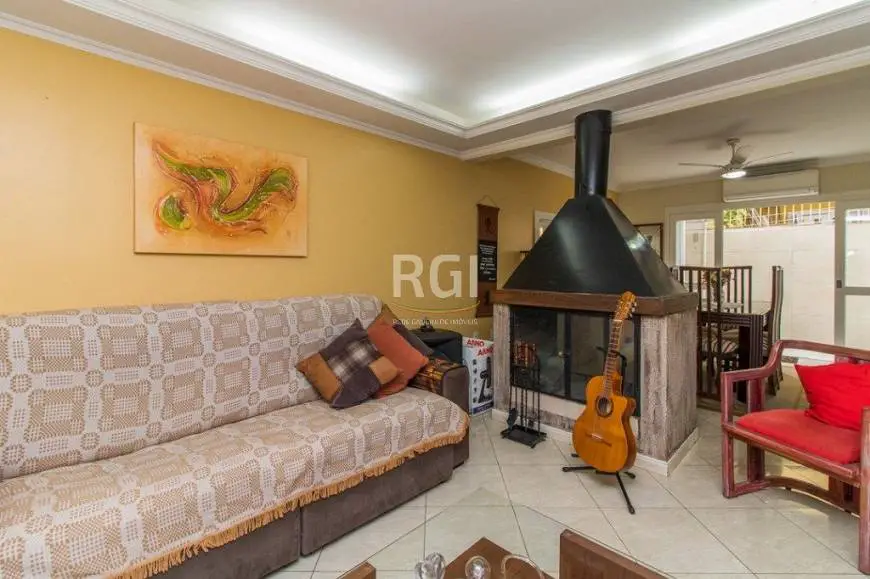 Foto 2 de Casa com 3 Quartos à venda, 230m² em Cavalhada, Porto Alegre