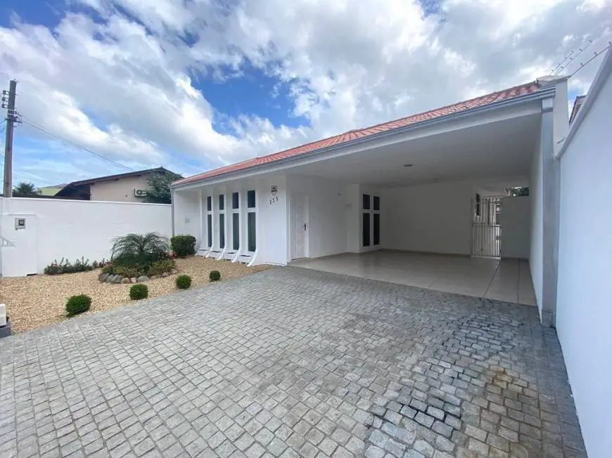 Foto 1 de Casa com 3 Quartos para alugar, 185m² em Glória, Joinville