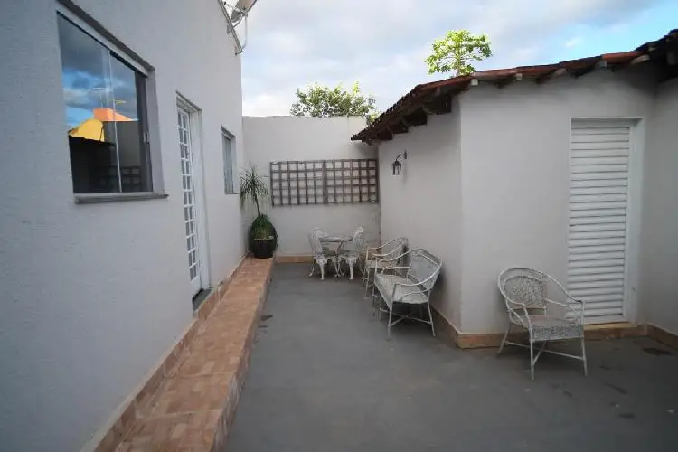 Foto 3 de Casa com 3 Quartos para alugar, 96m² em Jardim América, Goiânia