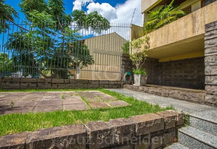 Foto 2 de Casa com 3 Quartos à venda, 244m² em Jardim Itú Sabará, Porto Alegre