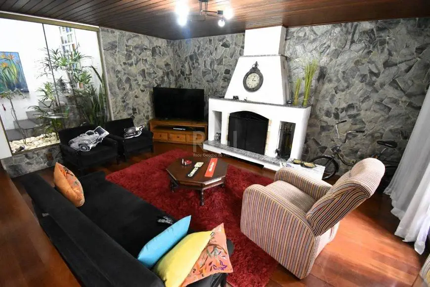 Foto 1 de Casa com 3 Quartos à venda, 327m² em Medianeira, Porto Alegre