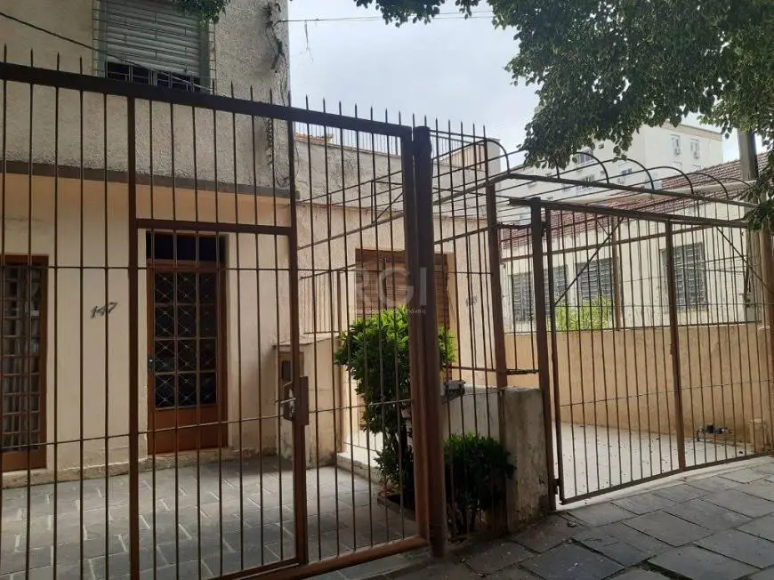 Foto 2 de Casa com 3 Quartos à venda, 208m² em Passo da Areia, Porto Alegre