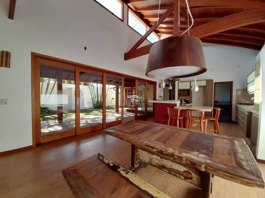 Foto 2 de Casa com 3 Quartos para alugar, 170m² em Rio Tavares, Florianópolis