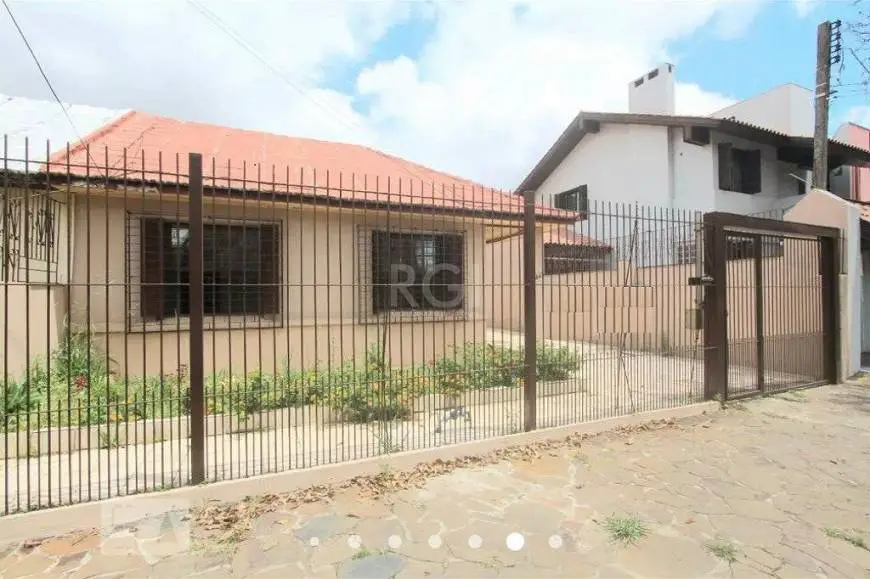 Foto 1 de Casa com 3 Quartos à venda, 195m² em Santa Maria Goretti, Porto Alegre