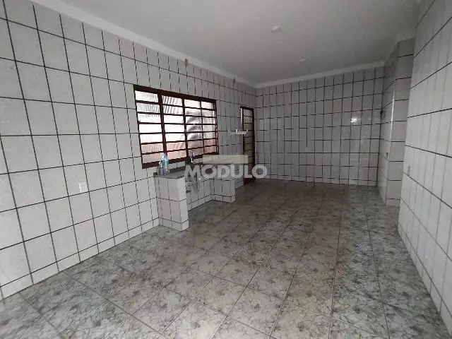 Foto 3 de Casa com 3 Quartos para alugar, 160m² em Santa Mônica, Uberlândia