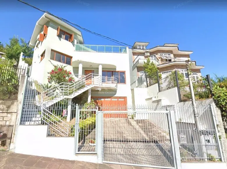 Foto 1 de Casa com 3 Quartos à venda, 279m² em Teresópolis, Porto Alegre