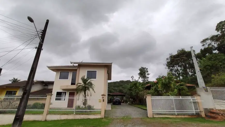 Foto 2 de Casa com 3 Quartos para alugar, 180m² em Vila Nova, Joinville