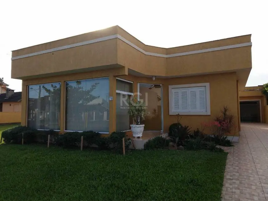 Foto 1 de Casa com 3 Quartos à venda, 200m² em Zona Nova, Tramandaí