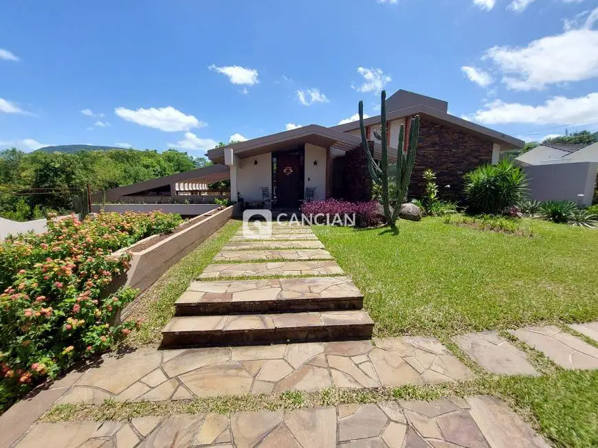 Foto 1 de Casa com 4 Quartos para venda ou aluguel, 496m² em Camobi, Santa Maria