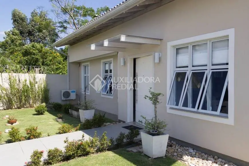 Foto 1 de Casa com 4 Quartos à venda, 270m² em Carianos, Florianópolis