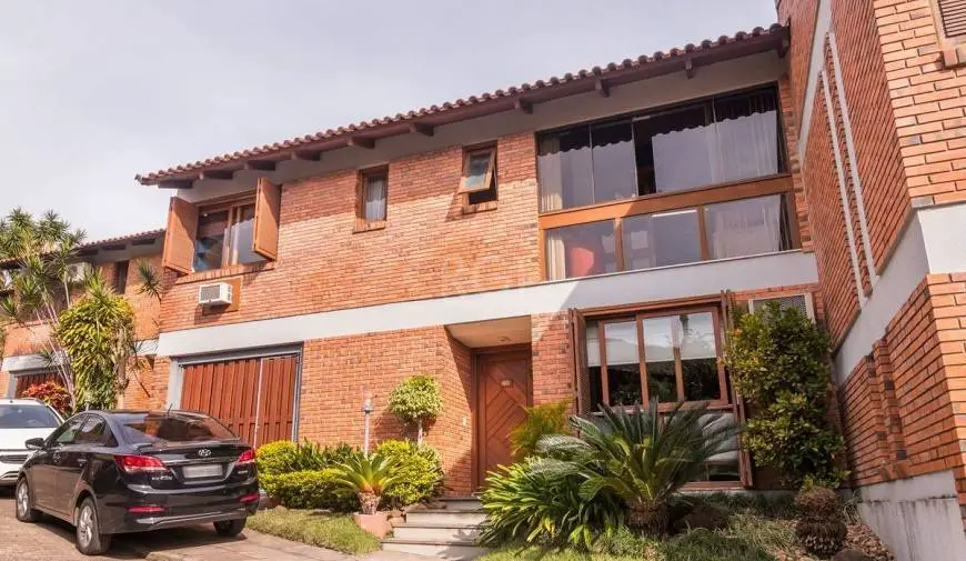 Foto 1 de Casa com 4 Quartos à venda, 244m² em Chácara das Pedras, Porto Alegre