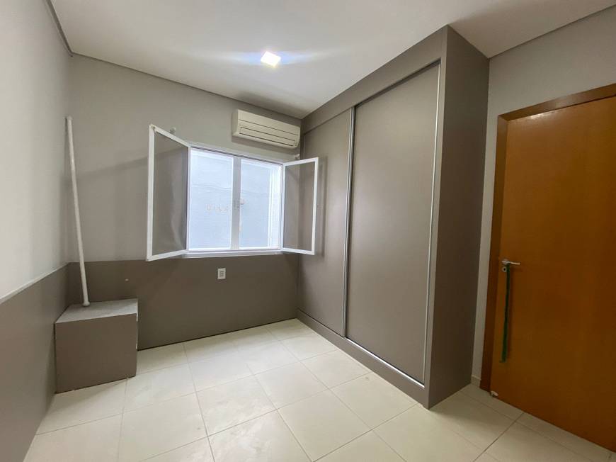Foto 2 de Casa com 4 Quartos para alugar, 278m² em Condomínio Belvedere, Cuiabá