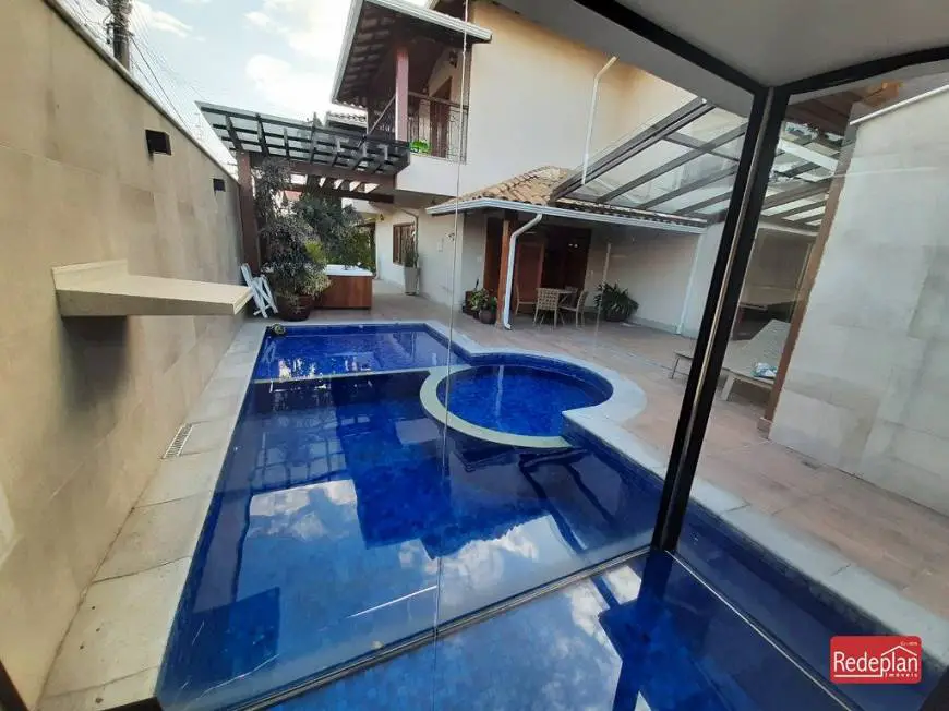 Foto 3 de Casa com 4 Quartos à venda, 348m² em Jardim Amália, Volta Redonda