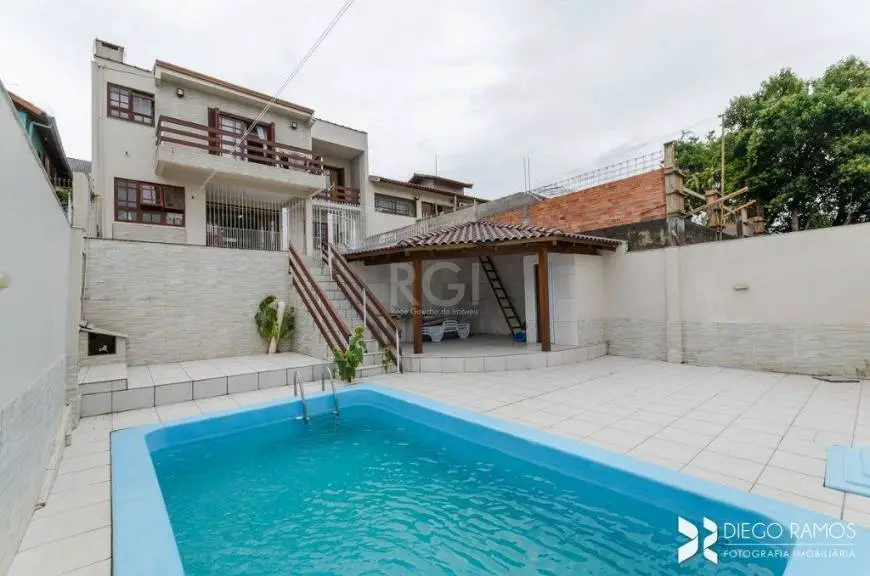 Foto 1 de Casa com 4 Quartos à venda, 245m² em Jardim Itú Sabará, Porto Alegre