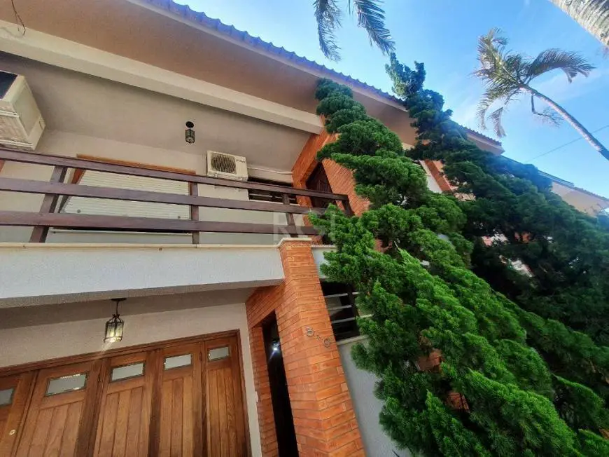 Foto 1 de Casa com 4 Quartos à venda, 320m² em Jardim Lindóia, Porto Alegre