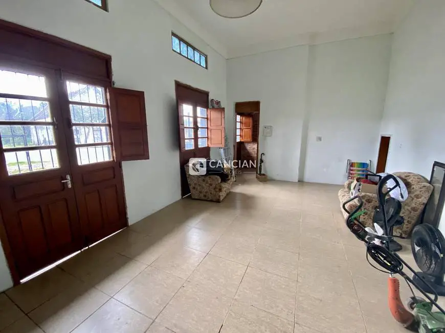 Foto 4 de Casa com 4 Quartos à venda, 165m² em Km 3, Santa Maria