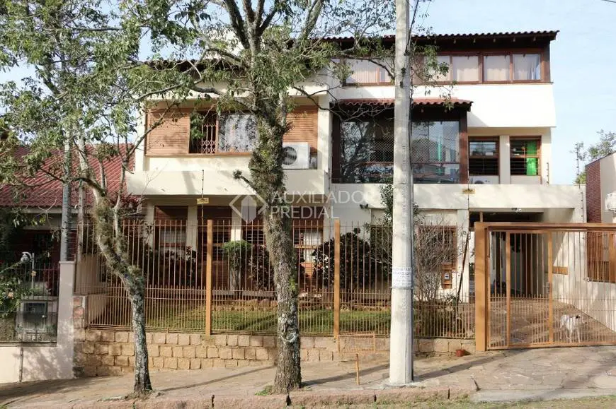 Foto 1 de Casa com 4 Quartos à venda, 412m² em Medianeira, Porto Alegre