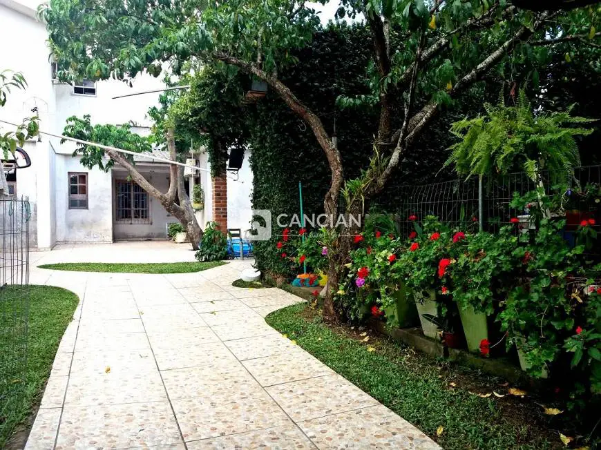 Foto 5 de Casa com 4 Quartos à venda, 190m² em Pé-de-Plátano, Santa Maria