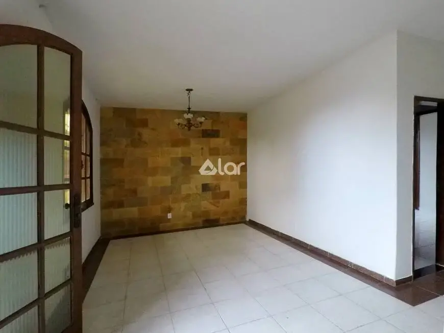Foto 1 de Casa com 4 Quartos para alugar, 217m² em Planalto, Belo Horizonte