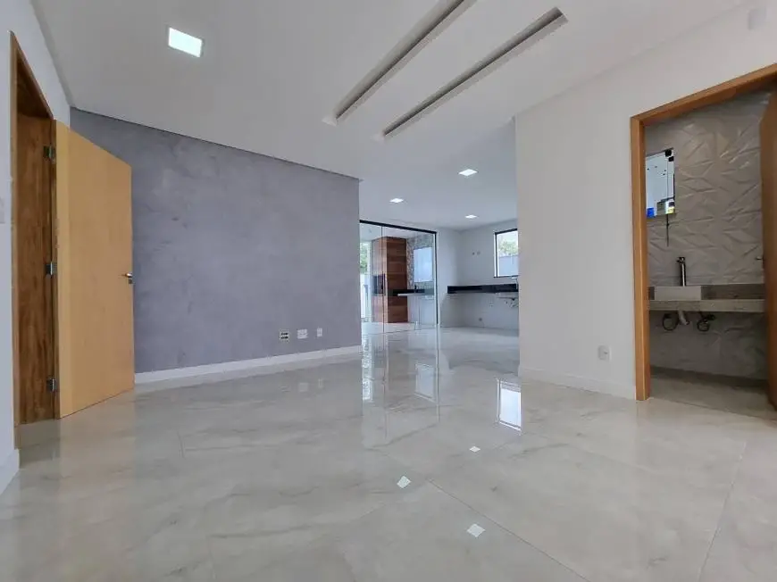 Foto 1 de Casa com 4 Quartos à venda, 220m² em Residencial Alvim, Juiz de Fora