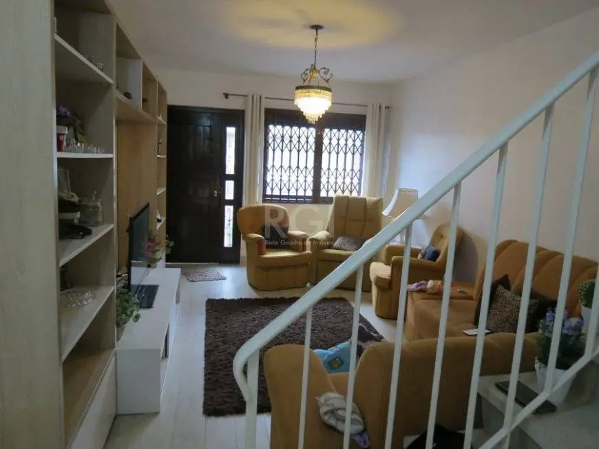 Foto 2 de Casa com 4 Quartos à venda, 136m² em Rio Branco, Porto Alegre