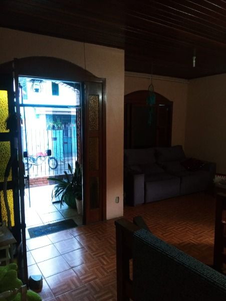 Foto 2 de Casa com 4 Quartos à venda, 110m² em Teresópolis, Porto Alegre