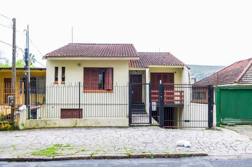 Foto 1 de Casa com 4 Quartos à venda, 150m² em Teresópolis, Porto Alegre