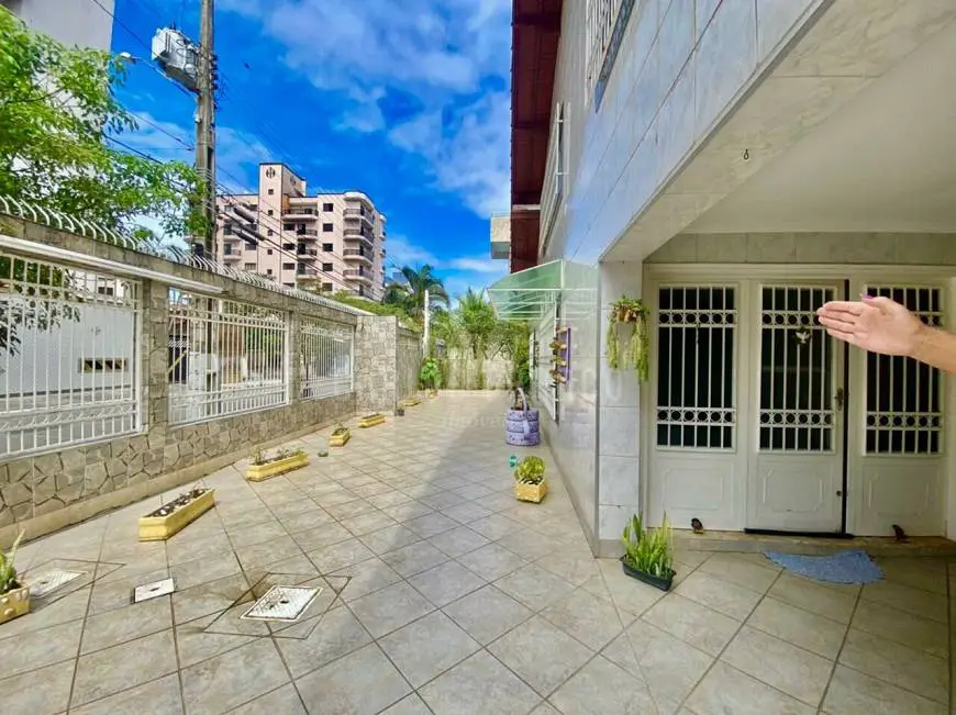 Foto 1 de Casa com 4 Quartos à venda, 295m² em Vila Caicara, Praia Grande