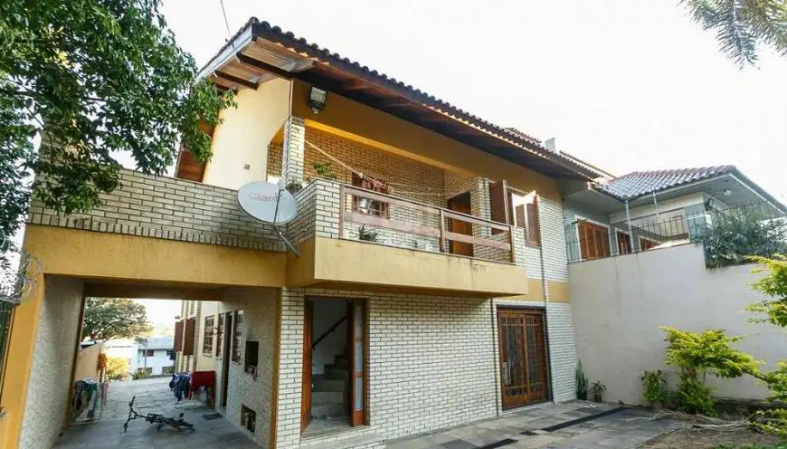 Foto 1 de Casa com 5 Quartos à venda, 233m² em Cavalhada, Porto Alegre