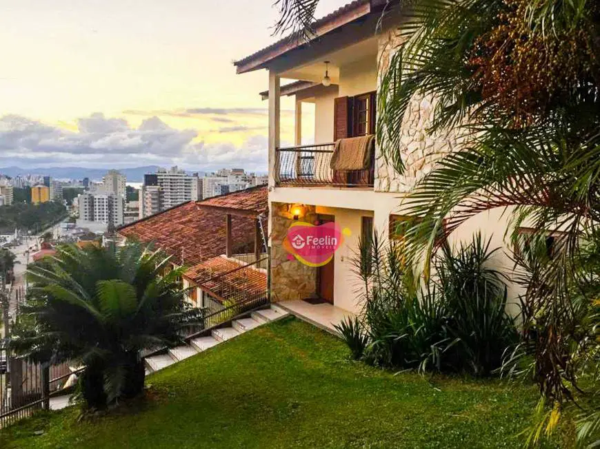 Foto 1 de Casa com 5 Quartos à venda, 300m² em Itacorubi, Florianópolis