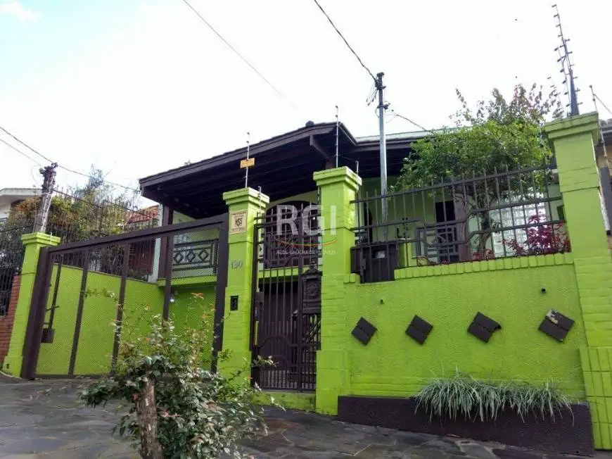 Foto 1 de Casa com 5 Quartos à venda, 270m² em Jardim Itú Sabará, Porto Alegre