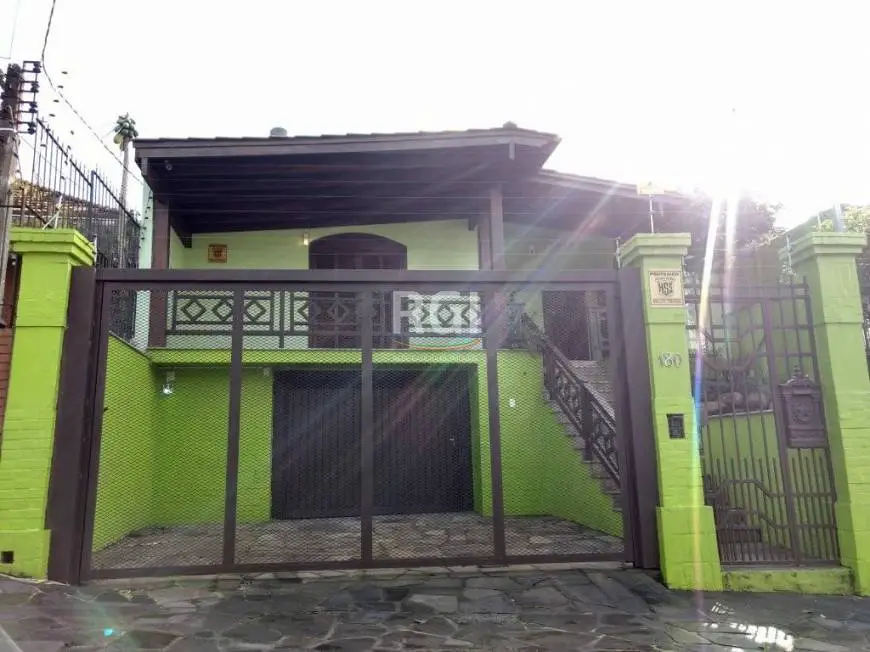 Foto 2 de Casa com 5 Quartos à venda, 270m² em Jardim Itú Sabará, Porto Alegre